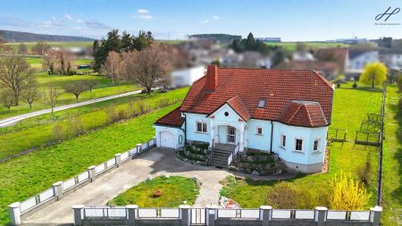 Stilvolles Einfamilienhaus mit weitläufigem Grundstück in ruhiger Lage