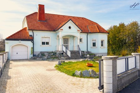 Stilvolles Einfamilienhaus mit weitläufigem Grundstück in ruhiger Lage