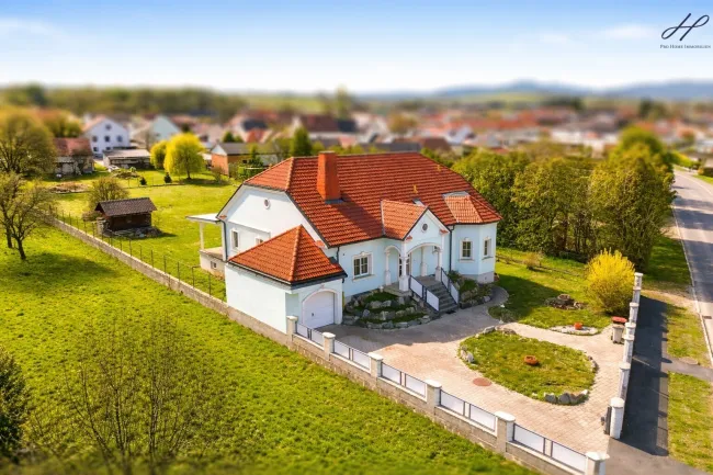 Stilvolles Einfamilienhaus mit weitläufigem Grundstück in ruhiger Lage - Titelbild