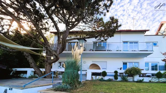 Dreifamilienhaus mit eigenem Seezugang in Leopoldsdorf bei Wien. - Titelbild