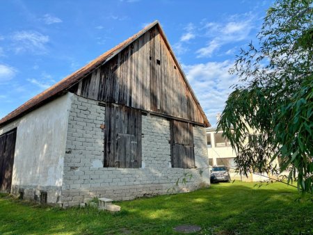 Geräumiges Einfamilienhaus mit Scheune und Keller auf großem Grundstück