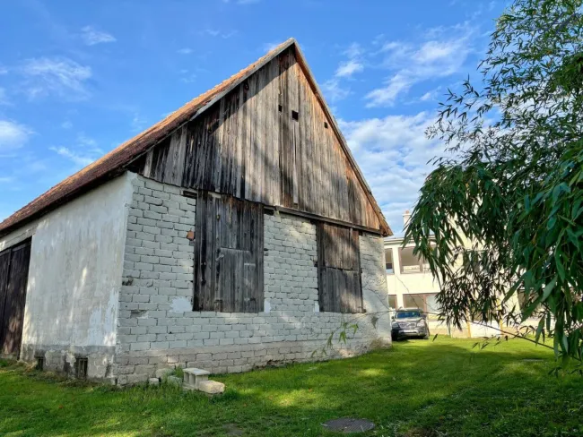 Geräumiges Einfamilienhaus mit Scheune und Keller auf großem Grundstück - Bild