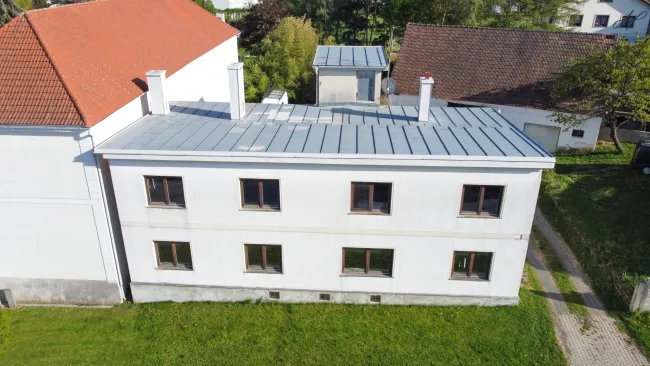 Geräumiges Einfamilienhaus mit Scheune und Keller auf großem Grundstück - Titelbild