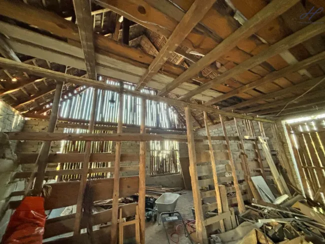 Geräumiges Einfamilienhaus mit Scheune und Keller auf großem Grundstück - Bild