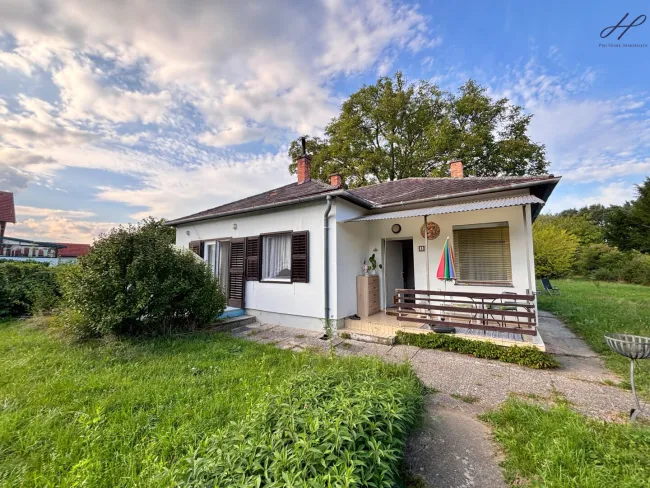 gemütlicher Bungalow auf imposanten Grundstück - Titelbild