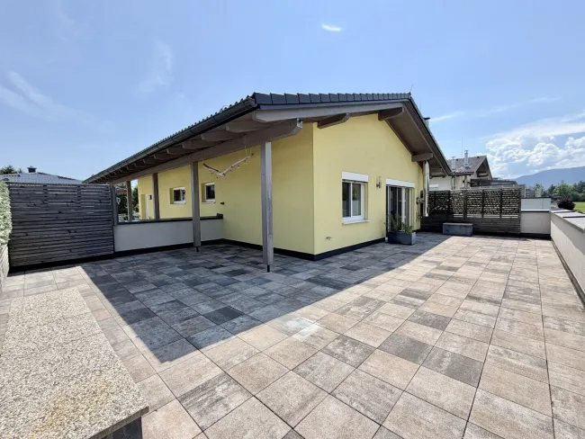 Gemütliche 3-Zimmer-Wohnung mit großer Terrasse, Kamin und zwei Parkplätzen – Ihr neues Zuhause für nur 395.000€! - Titelbild