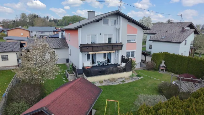 Großzügiges Zweifamilienhaus – 9 Zimmer, Terrasse, Garten, Doppelgarage und 5 Stellplätze! - Titelbild