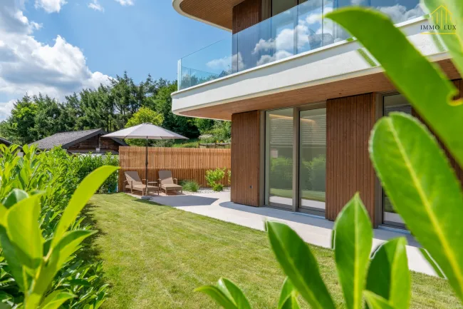 Luxus-Maisonette am Attersee: „Aus einem Guss“ mit Privat-Lift & Eigengarten - Bild