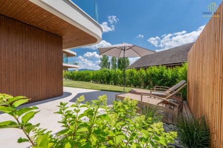 Luxus-Maisonette am Attersee: „Aus einem Guss“ mit Privat-Lift & Eigengarten
