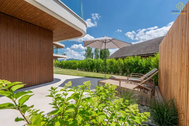Luxus-Maisonette am Attersee: „Aus einem Guss“ mit Privat-Lift & Eigengarten - Bild