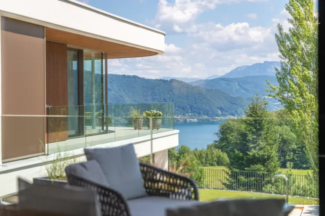 Luxus-Maisonette am Attersee: „Aus einem Guss“ mit Privat-Lift & Eigengarten - Titelbild