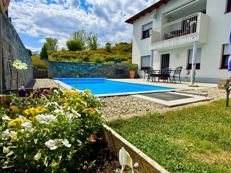 Neuer Preis – Ihr Sommerglück wartet! Haus mit Pool & Traumgarten“