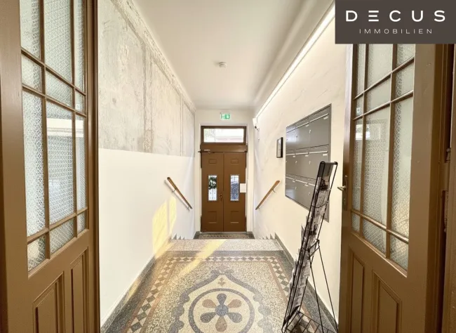 | LUXURIÖSES PENTHOUSE | HELLE DACHGESCHOSS-MAISONETTE MIT BLICK AUF DEN SCHLOSSBERG | 4 ZIMMER & OFFENER WOHN-KÜCHENBEREICH | 2 BÄDER | GALERIE | 2 TERRASSEN | ca. 155m² | DIREKTER LIFTZUGANG | TOP LAGE - Bild
