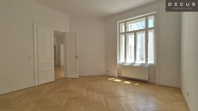 | LICHTDURCHFLUTET | ALTBAU | STELLPLATZ IM HAUS MÖGLICH | - Bild