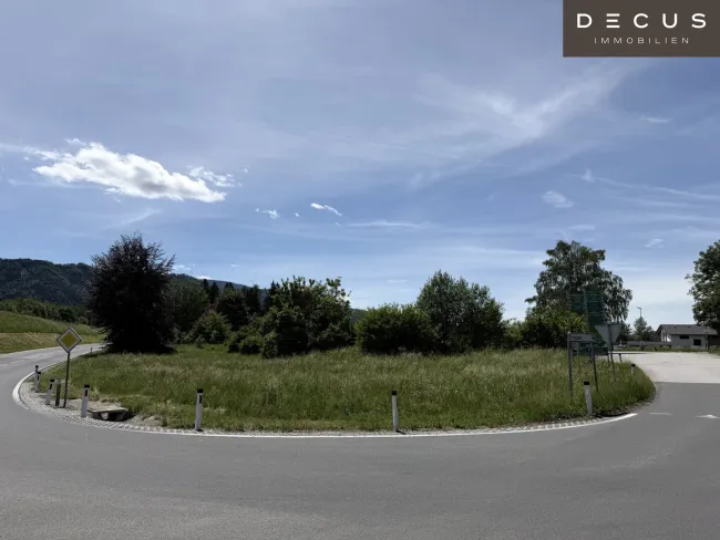 Blick vom Kreisverkehr in Richtung der Liegenschaft