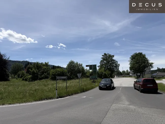 Blick vom Kreisverkehr in Richtung Liegenschaft