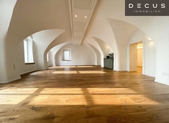 | ATTRAKTIVE BÜROFLÄCHE | 1. OG | ca. 90m² | VIELSEITIG NUTZBAR | 1 OFFENER BÜRORAUM | TEEKÜCHE | INNENSTADT| HAUPTPLATZ | TOP LAGE - Titelbild