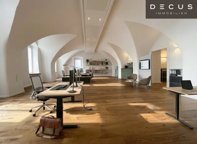 | ATTRAKTIVE BÜROFLÄCHE | 1. OG | ca. 90m² | VIELSEITIG NUTZBAR | 1 OFFENER BÜRORAUM | TEEKÜCHE | INNENSTADT| HAUPTPLATZ | TOP LAGE - Bild