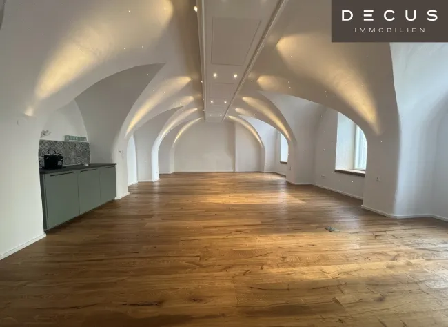 | ATTRAKTIVE BÜROFLÄCHE | 1. OG | ca. 90m² | VIELSEITIG NUTZBAR | 1 OFFENER BÜRORAUM | TEEKÜCHE | INNENSTADT| HAUPTPLATZ | TOP LAGE - Bild
