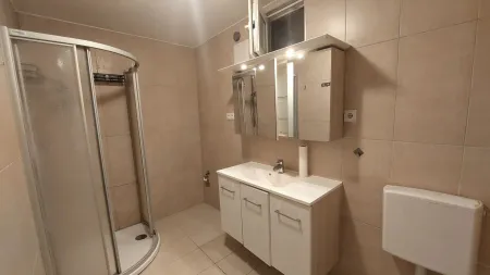 Bereits sanierte 4-Zi-Wohnung mit Terrasse und KFZ Abstellplatz für nur € 349.000.- !