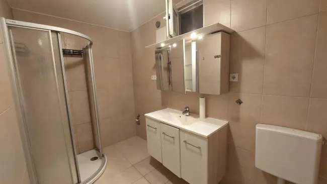 Bereits sanierte 4-Zi-Wohnung mit Terrasse und KFZ Abstellplatz für nur € 349.000.- !