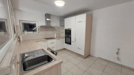Bereits sanierte 4-Zi-Wohnung mit Terrasse und KFZ Abstellplatz für nur € 349.000.- !