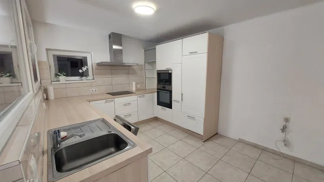 Bereits sanierte 4-Zi-Wohnung mit Terrasse und KFZ Abstellplatz für nur € 349.000.- !