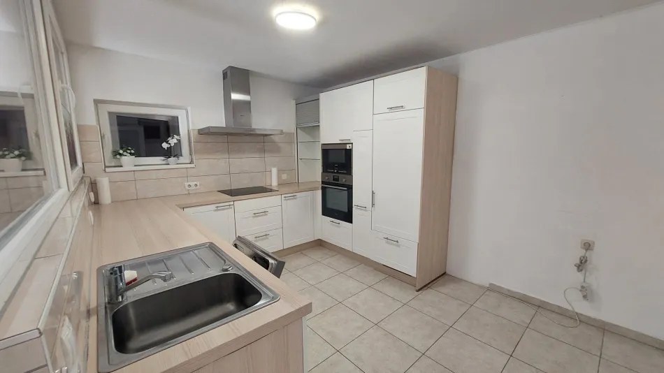 Bereits sanierte 4-Zi-Wohnung mit Terrasse und KFZ Abstellplatz für nur € 349.000.- ! - Bild
