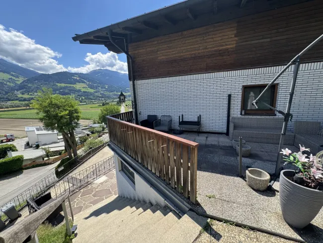 Bereits sanierte 4-Zi-Wohnung mit Terrasse und KFZ Abstellplatz für nur € 349.000.- ! - Titelbild