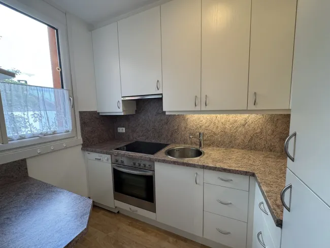 Charmante 2-Zi-Wohnung mit Loggia im Grünen (Lift, Kellerabteil, Tiefgaragenplatz) in Hall in Tirol - Bild