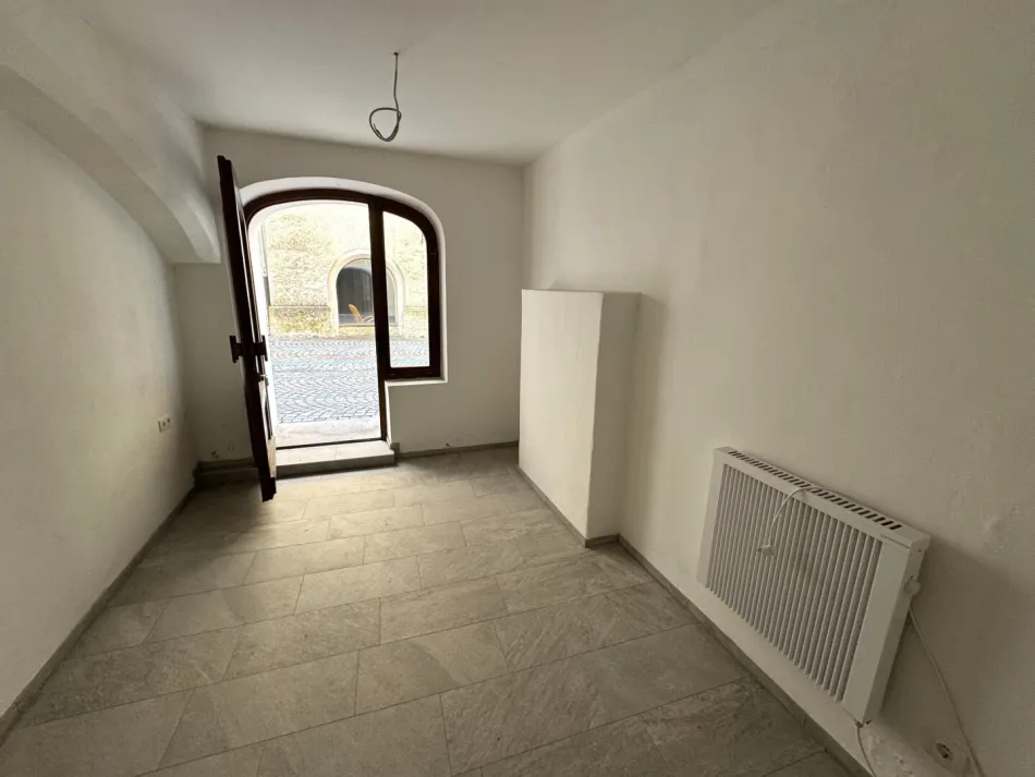 Kleines, renoviertes Büro/Praxis/Geschäftslokal im Herzen der Haller Altstadt zur Vermietung! - Bild