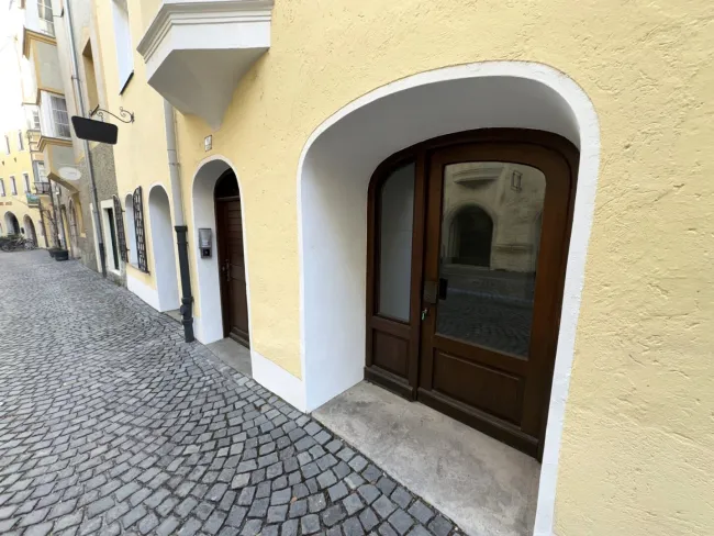 Kleines, renoviertes Büro/Praxis/Geschäftslokal im Herzen der Haller Altstadt zur Vermietung! - Titelbild