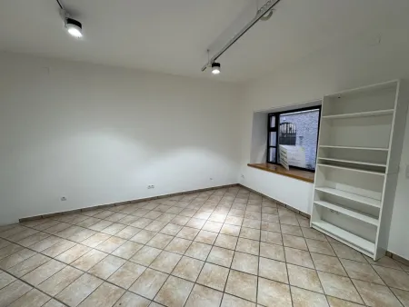 Neuwertiges Geschäftslokal in Hall in Tirol – Top Lage, nur € 600.- Miete!