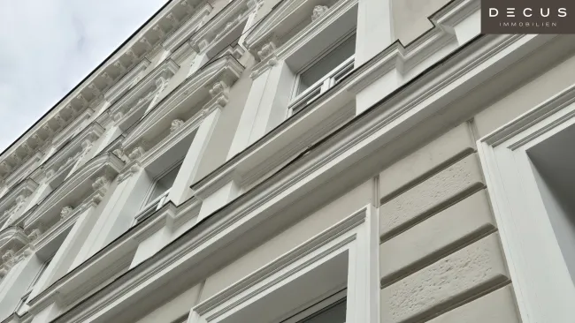 | UNBEFRISTET VERMIETETER ALTBAU | SANIERTES HAUS | STILFASSADE - Titelbild