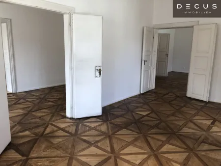 Investition im Herzen von Klagenfurt: Zinshaus mit 600m² Fläche und Stadtblick für 2.490.000,00 €