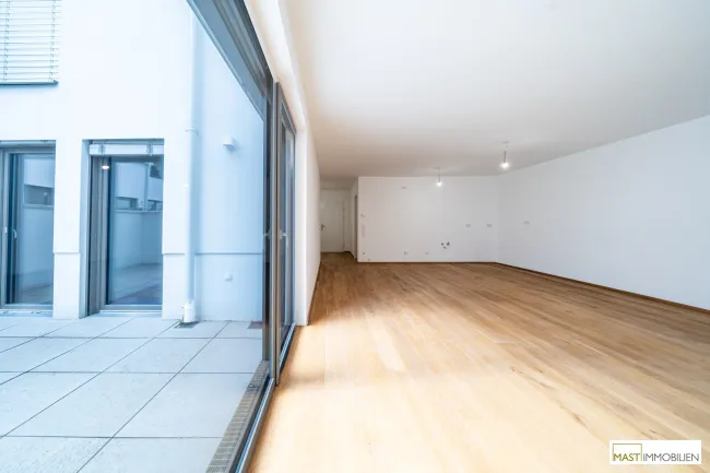 Sofort beziehbare Erdgeschosswohnung mit großzügiger Terrasse! - Titelbild