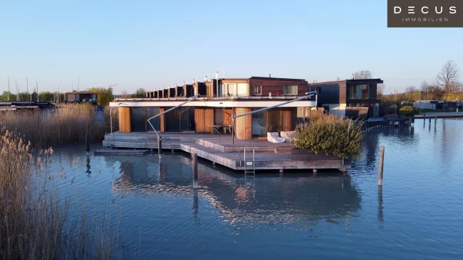 EINMALIGES ARCHITEKTEN-SEEHAUS IN PRIVATER LAGE MIT UNVERBAUBAREM SEEWEITBLICK - Titelbild