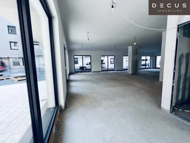 | KARMELITERHOF | GESCHÄFTSFLÄCHE (Edelrohbau) mit Gastgarten | NÄHE RATHAUS - Bild
