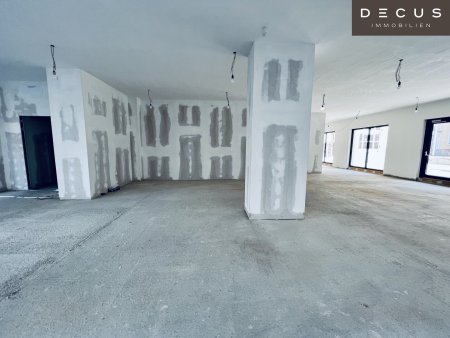 | KARMELITERHOF | GESCHÄFTSFLÄCHE (Edelrohbau) mit Gastgarten | NÄHE RATHAUS