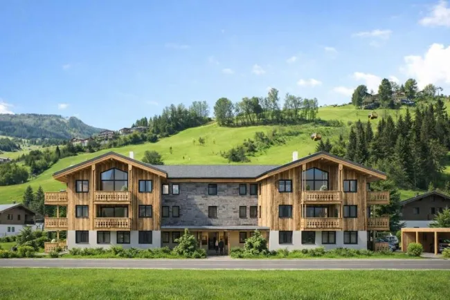 Business trifft Bergpanorama - Arbeiten, behandeln und investieren - Bild