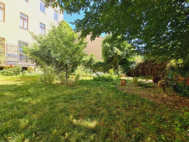 Garten-Altbau mit Balkon zur individuellen Gestaltung - Bild