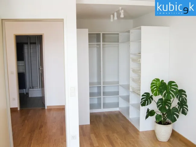 Schlafzimmer mit Schrankraum