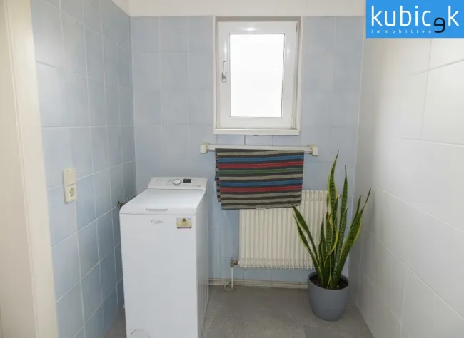 Badezimmer mit Waschmaschine