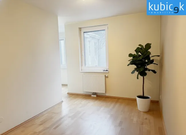 Schlafzimmer mit Blick zum Erker