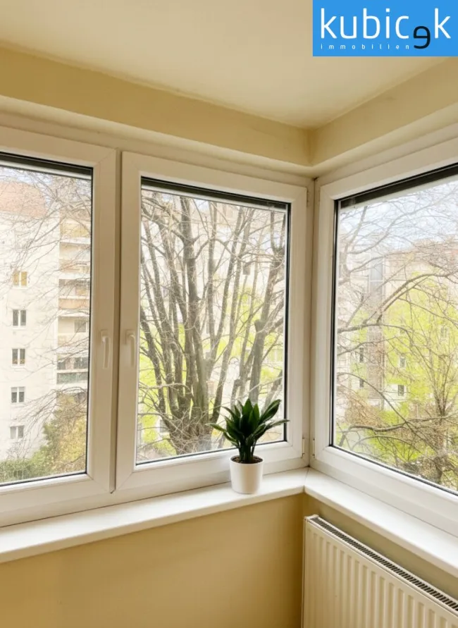 Erker im Schlafzimmer mit Blick in den Garten