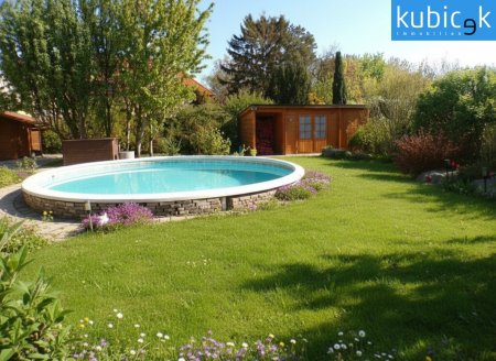 Garten mit Pool und Gartenhäuschen