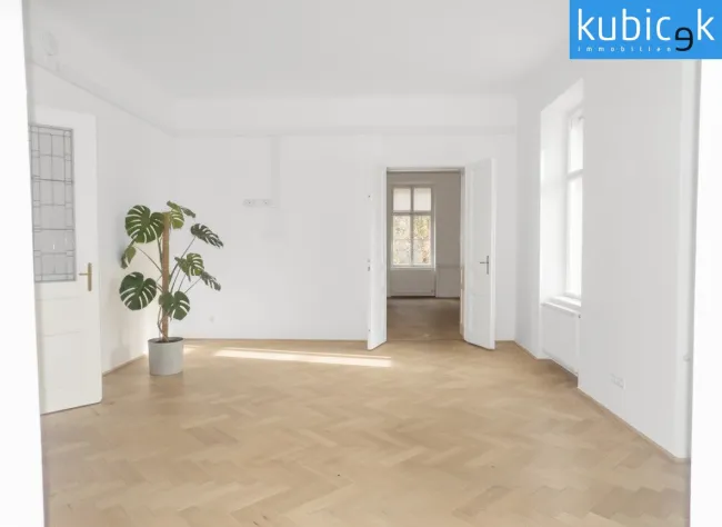 Wohnzimmer mit Blick ins hofseitige Zimmer