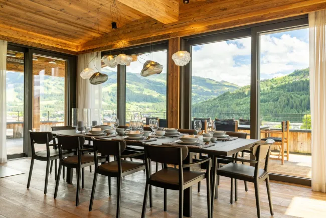 Alpiner Luxus auf höchstem Niveau – Exklusive Designer-Villa mit unverbaubarem Hahnenkamm-Panorama - Titelbild