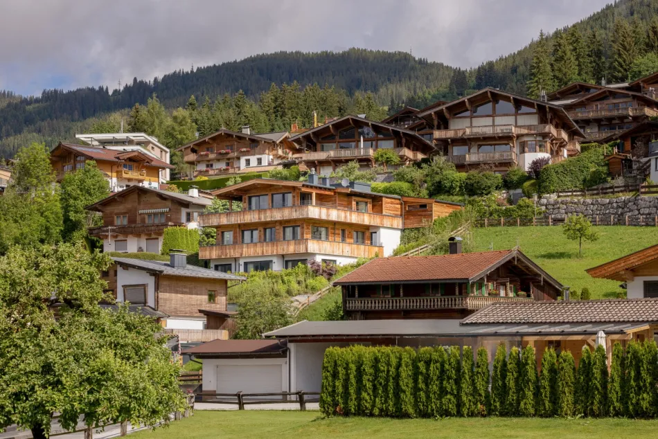 Alpiner Luxus auf höchstem Niveau – Exklusive Designer-Villa mit unverbaubarem Hahnenkamm-Panorama - Bild