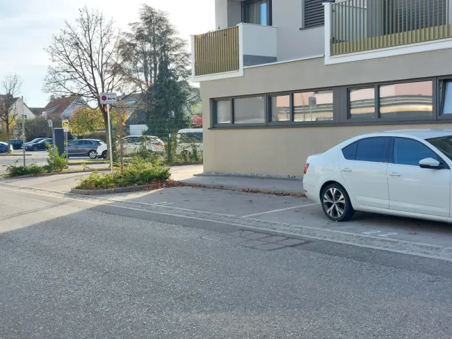 PKW-Stellplatz in zentraler Lage zu vermieten! - Titelbild